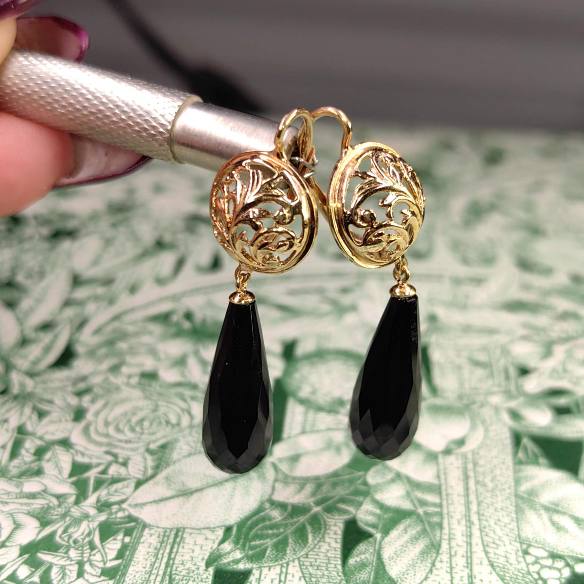 Vintage 14k Gold Black Onyx Dangle Earrings: Elegant 1940s Jewelry
