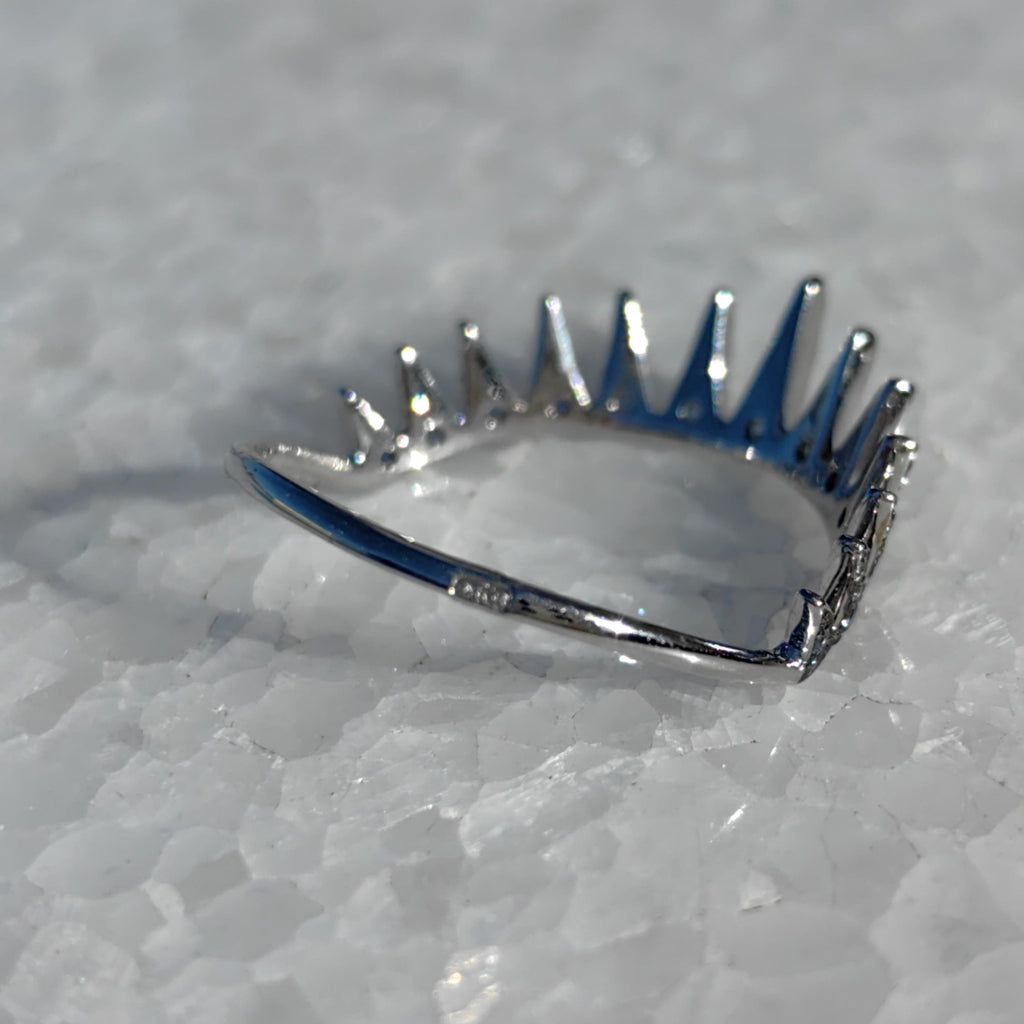 Vintage Crown 18k White Gold Ring: Natural Blue Sapphire