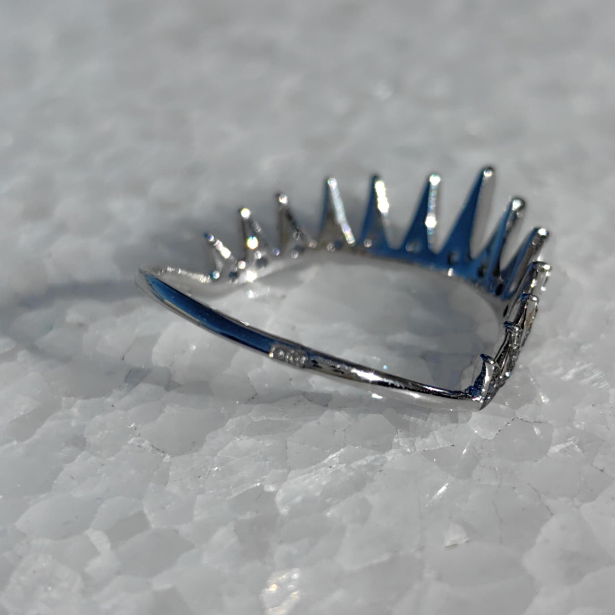 Vintage Crown 18k White Gold Ring: Natural Blue Sapphire