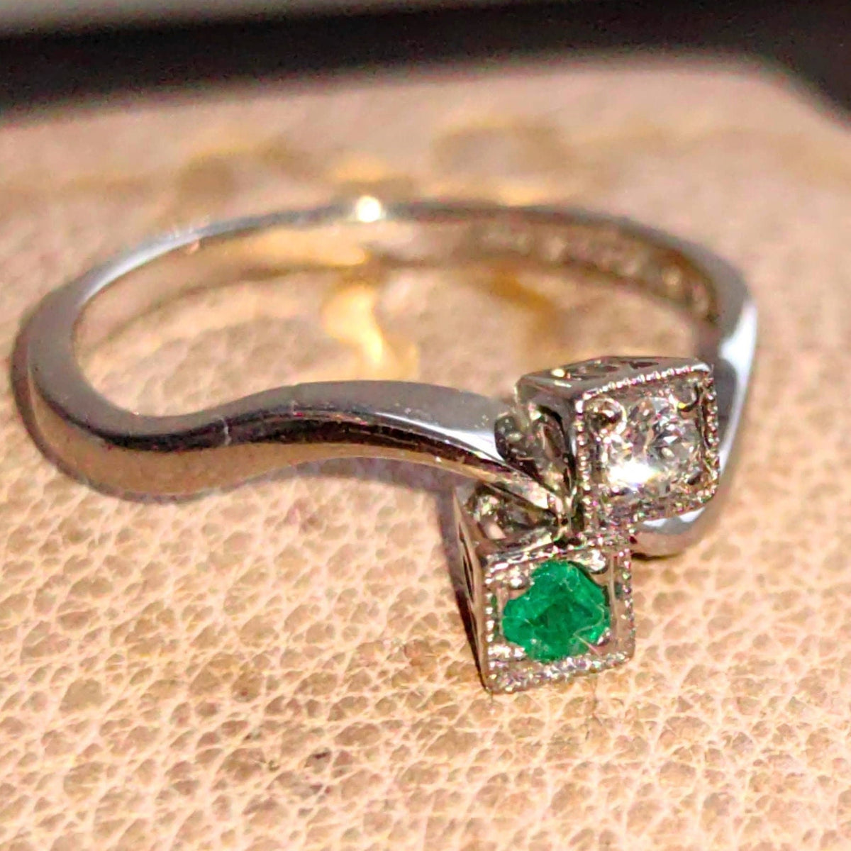 Art Deco Emerald Diamond Ring: 18k White Gold Toi et Moi Band
