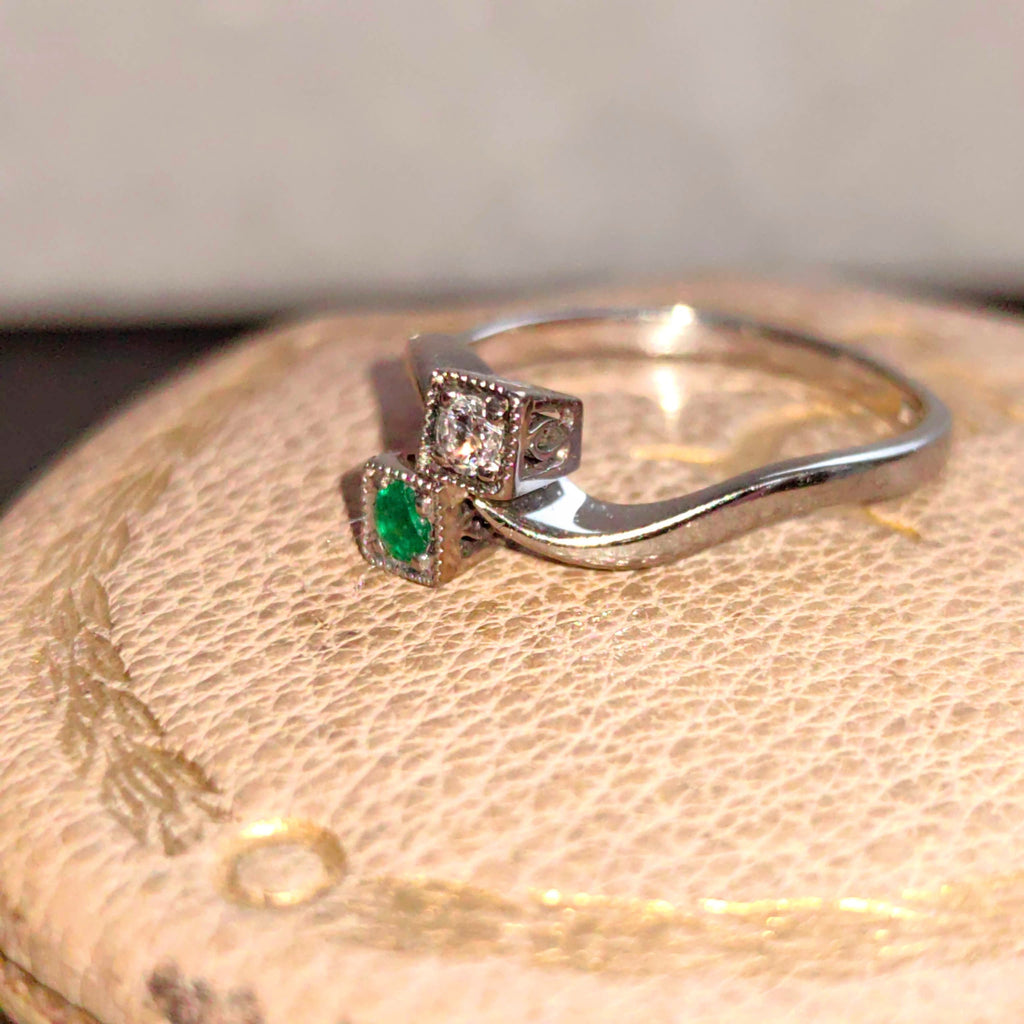 Art Deco Emerald Diamond Ring: 18k White Gold Toi et Moi Band