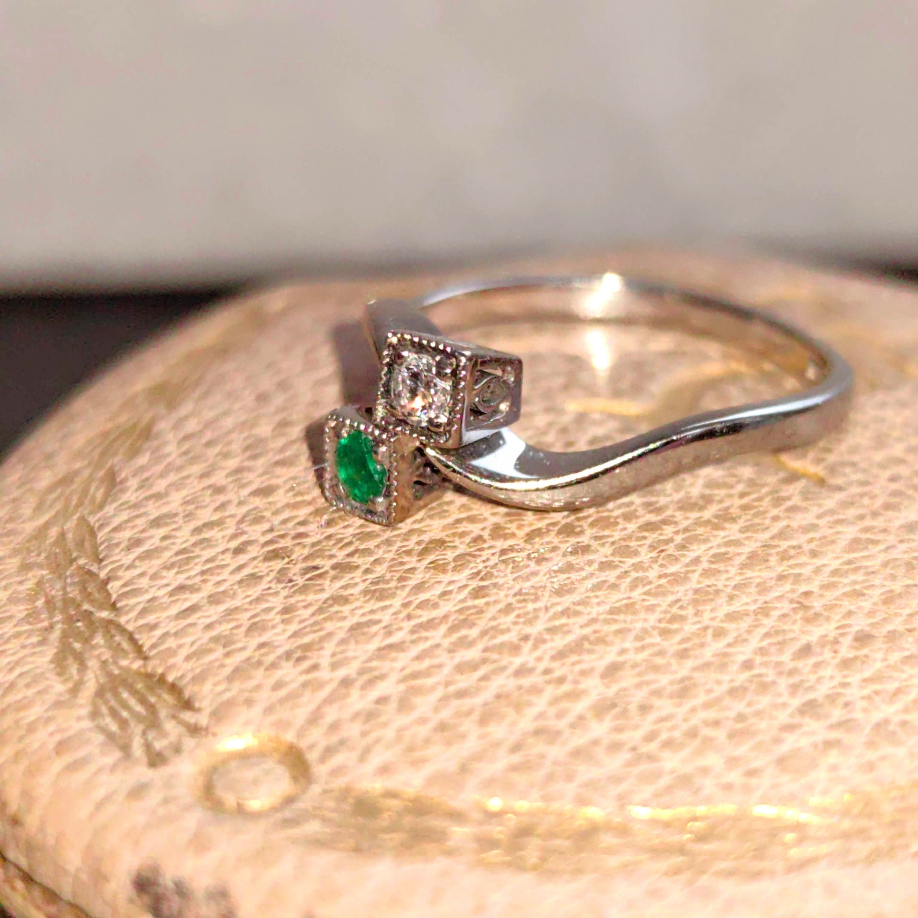 Art Deco Emerald Diamond Ring: 18k White Gold Toi et Moi Band