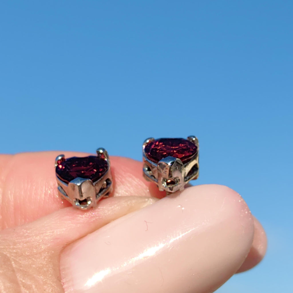 Red Garnet 18k Solid Hallmarked White Gold Heart Shaped Elegant Stud Push Back Closure Earrings Minimalist Mid Century 1950s Earrings