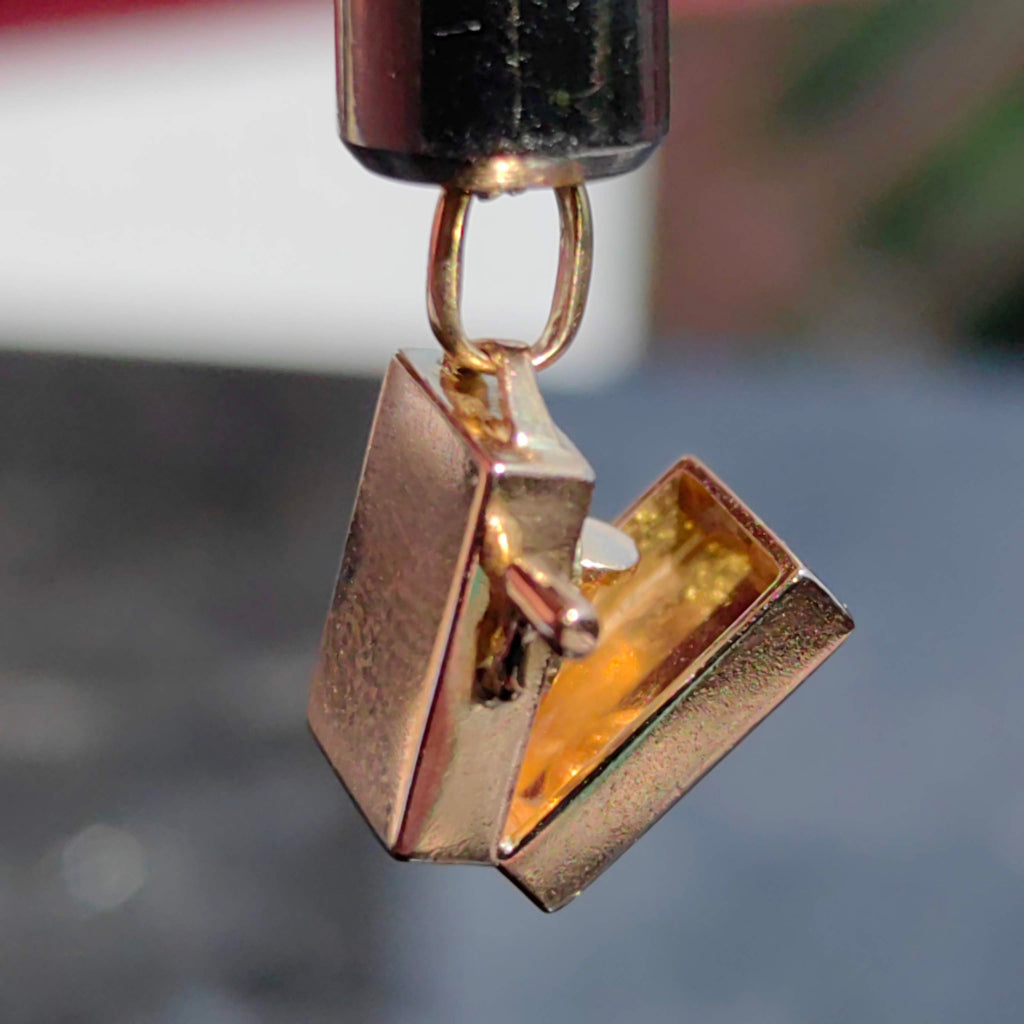 Vintage 18k Gold Gramophone Pendant: Antique Turntable Charm