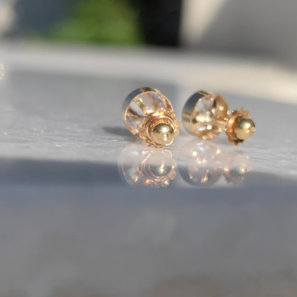18k Gold Zirconia Stud Earrings: Classic Solitaire Screw Back