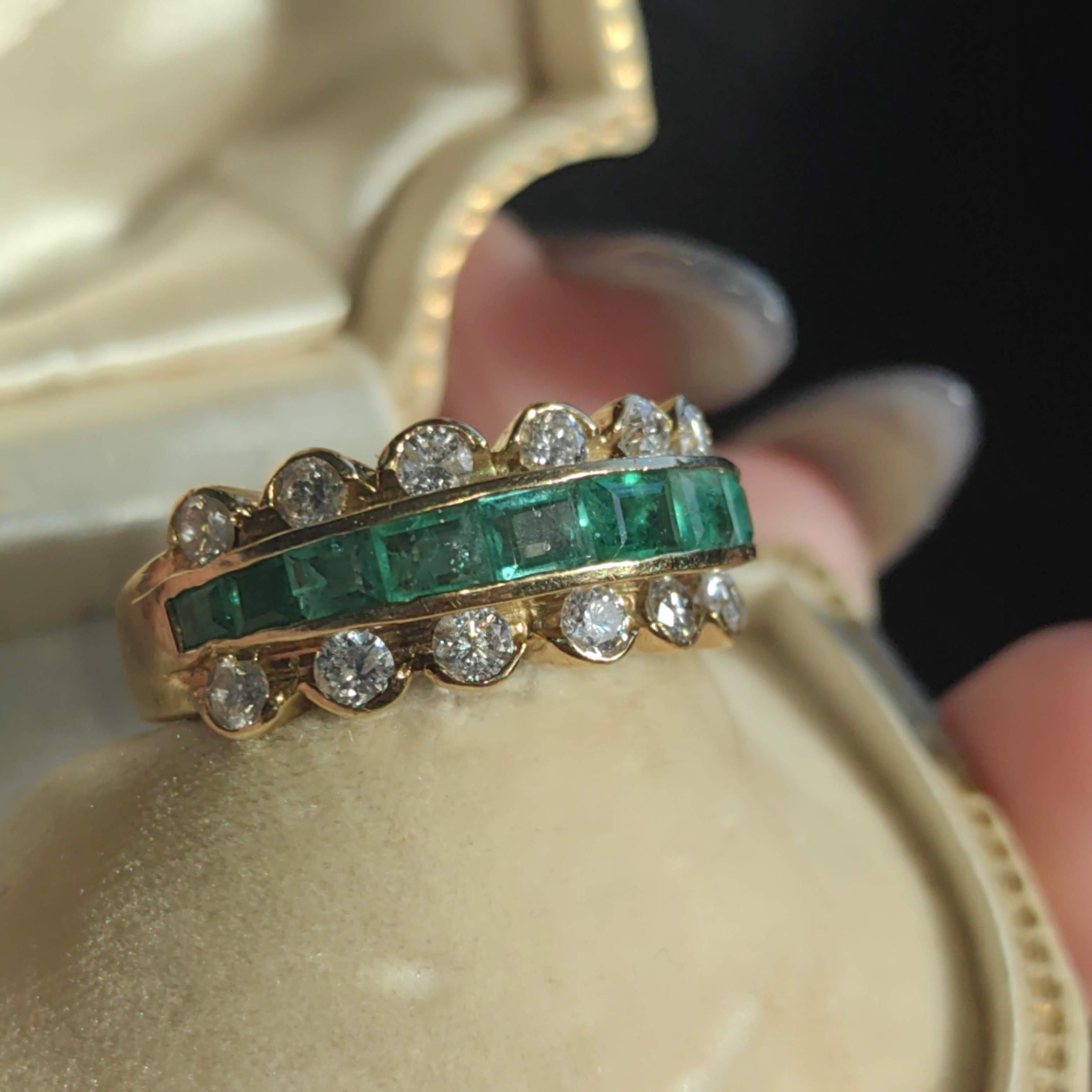 18k Solid Yellow Gold Natural Green Emerald Diamond 1980s Vintage Statement Band Elegant Ring Gift for Her