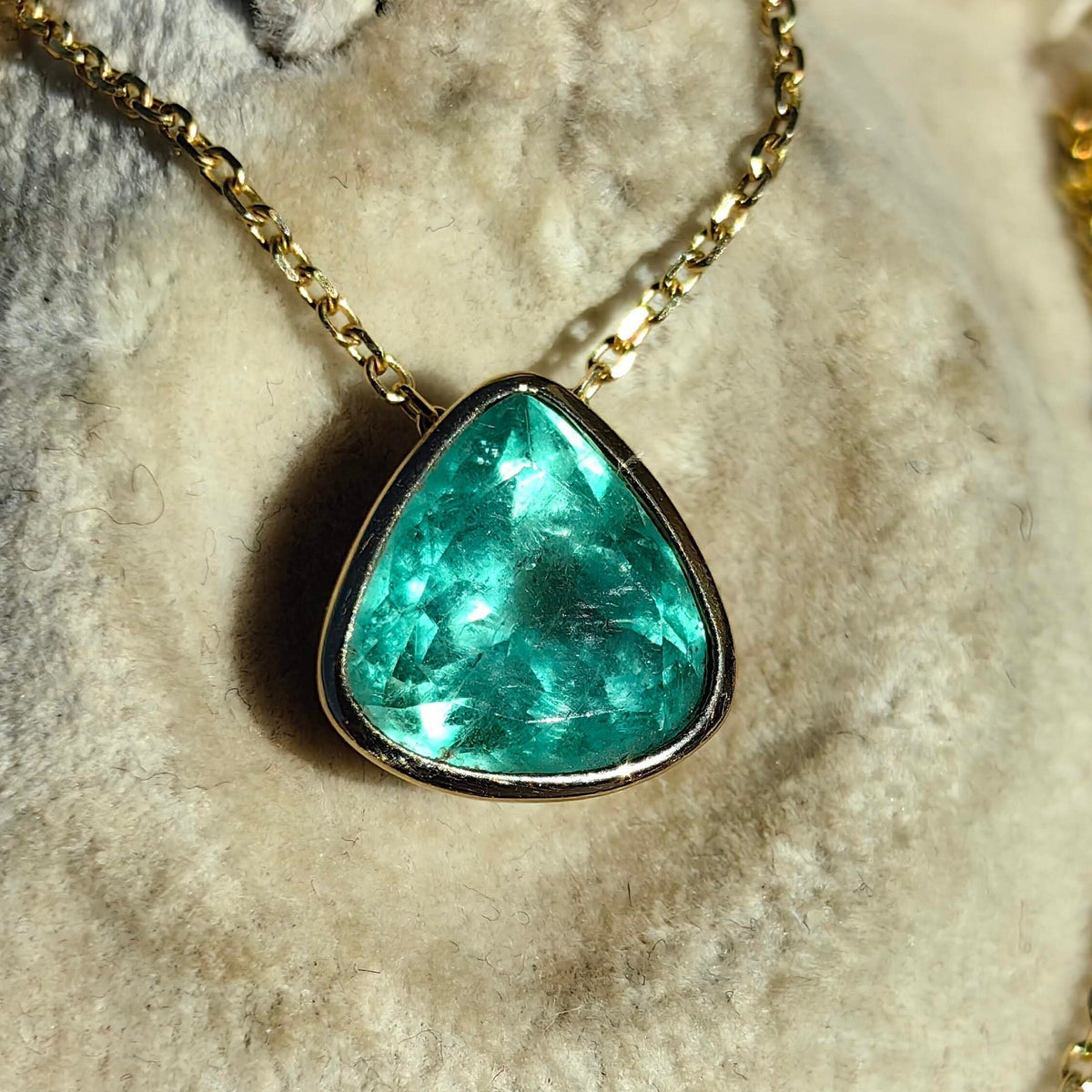 Vintage 1980s Colombian Emerald Pendant Necklace, 3ct Trillion Cut, 18K Gold Bezel, 14K Chain
