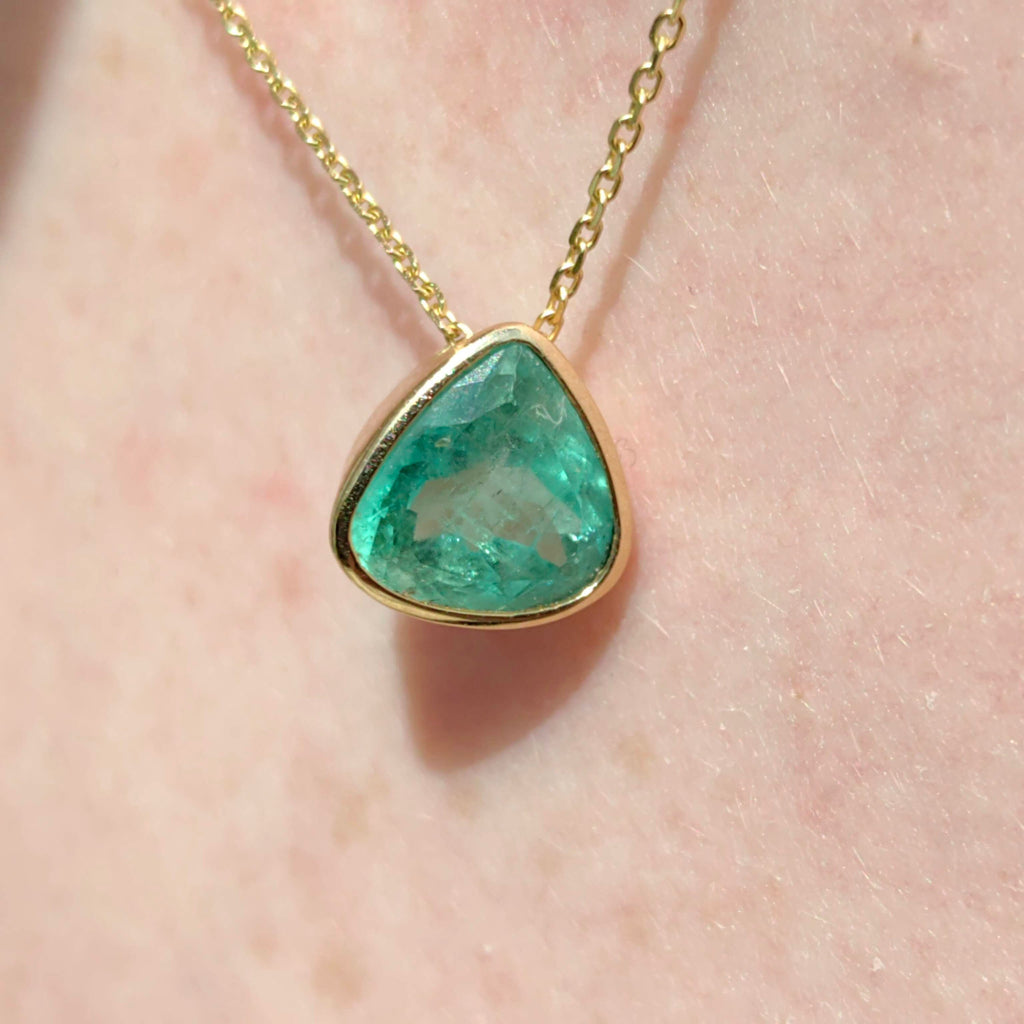 Vintage 1980s Colombian Emerald Pendant Necklace, 3ct Trillion Cut, 18K Gold Bezel, 14K Chain