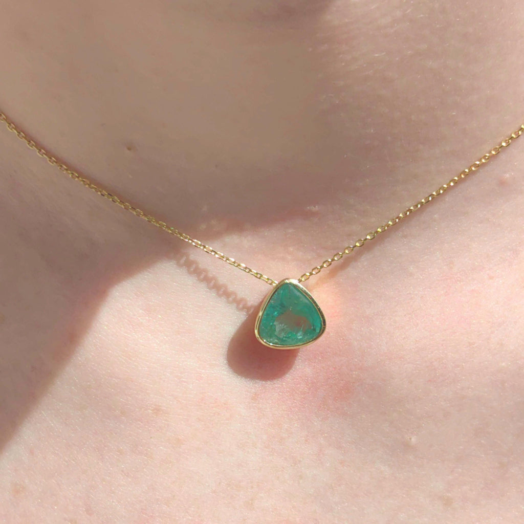 Vintage 1980s Colombian Emerald Pendant Necklace, 3ct Trillion Cut, 18K Gold Bezel, 14K Chain