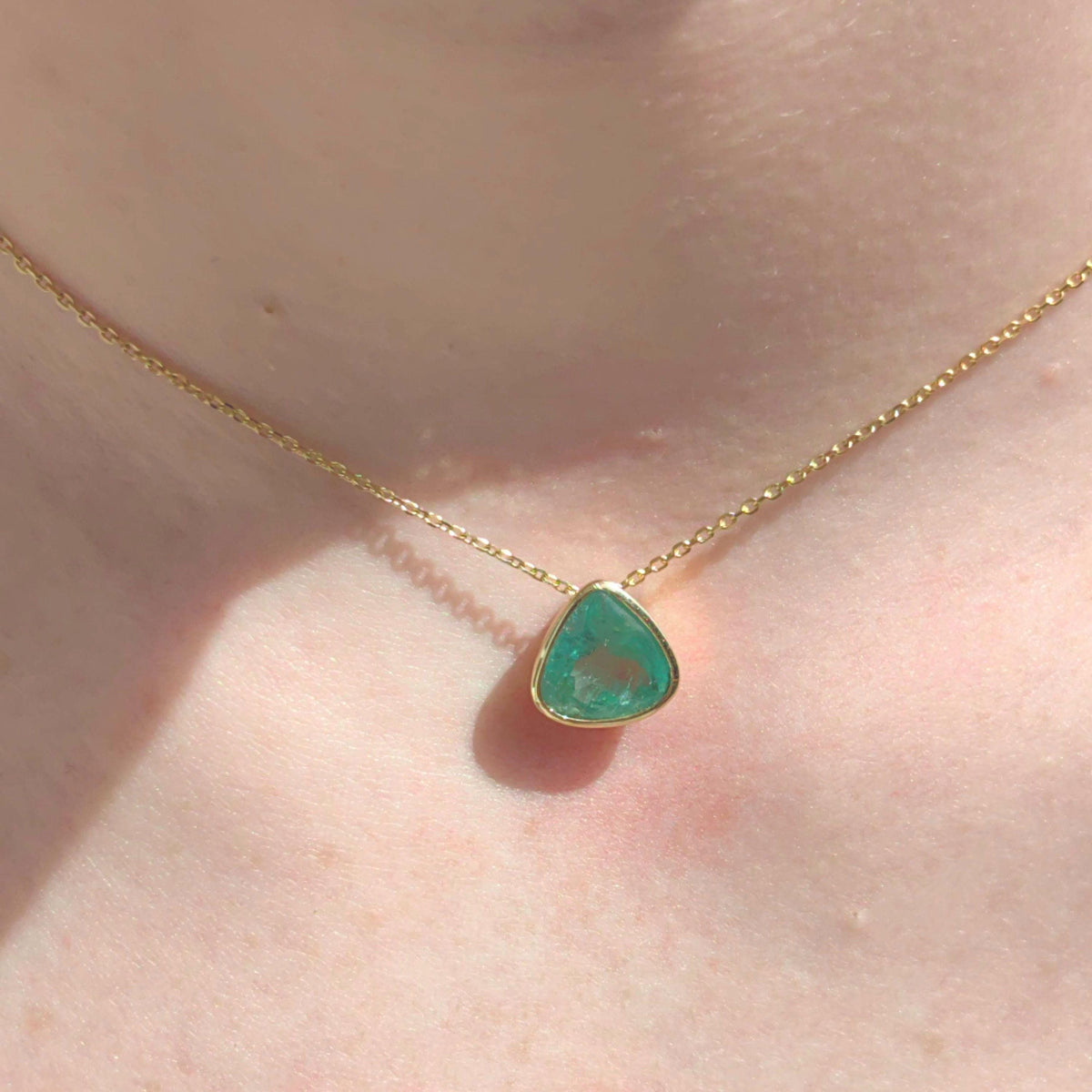Vintage 1980s Colombian Emerald Pendant Necklace, 3ct Trillion Cut, 18K Gold Bezel, 14K Chain