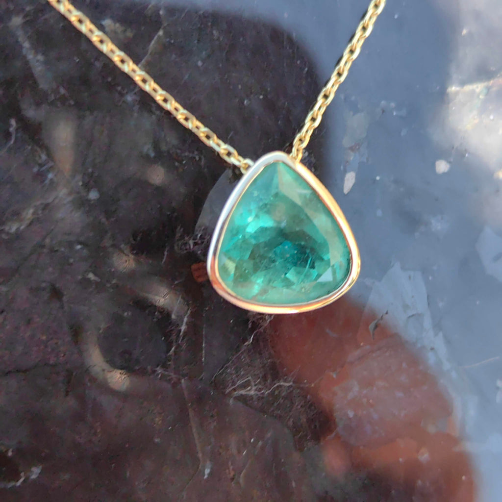 Vintage 1980s Colombian Emerald Pendant Necklace, 3ct Trillion Cut, 18K Gold Bezel, 14K Chain