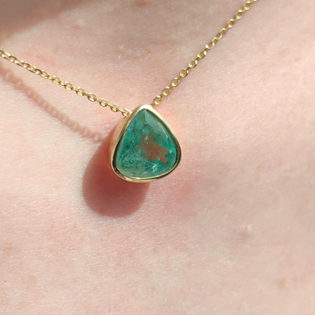 Vintage 1980s Colombian Emerald Pendant Necklace, 3ct Trillion Cut, 18K Gold Bezel, 14K Chain