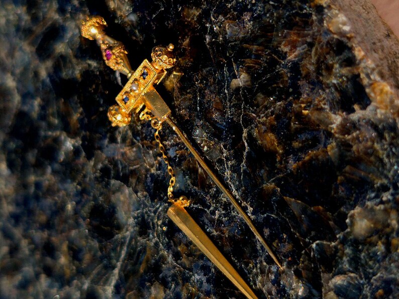 1890s Historicist 18k Gold Sword Brooch Stick Pin Natural Sapphires Ruby Pearl Filigree US Duty-Free HTS 9706 — photo 13