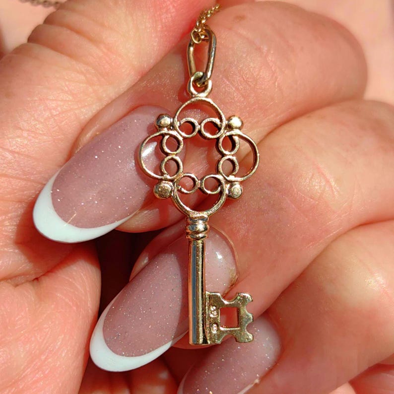 Vintage 1960s 14k Gold Key Pendant Charm Yellow Champagne Rose Gold Scrollwork Key Fob — photo 1