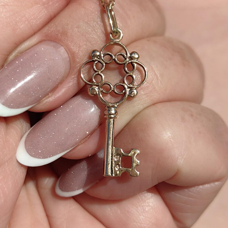 Vintage 1960s 14k Gold Key Pendant Charm Yellow Champagne Rose Gold Scrollwork Key Fob — photo 3