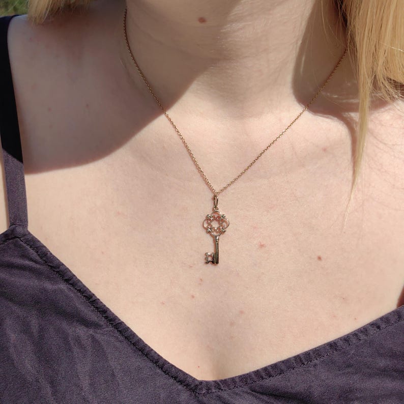 Vintage 1960s 14k Gold Key Pendant Charm Yellow Champagne Rose Gold Scrollwork Key Fob — photo 5