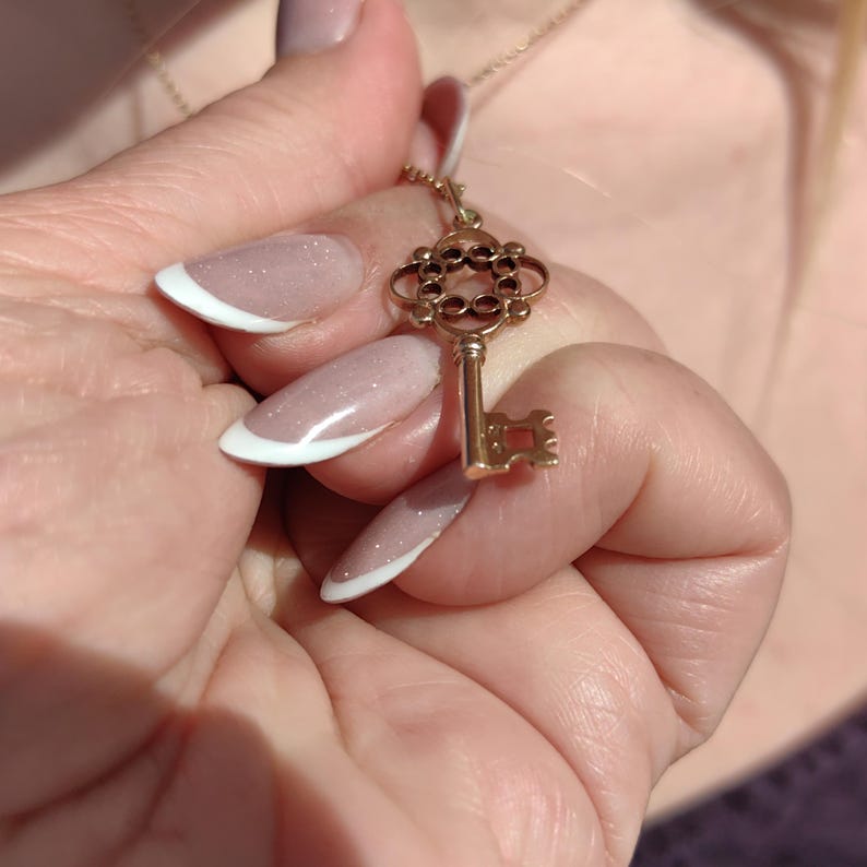 Vintage 1960s 14k Gold Key Pendant Charm Yellow Champagne Rose Gold Scrollwork Key Fob — photo 8