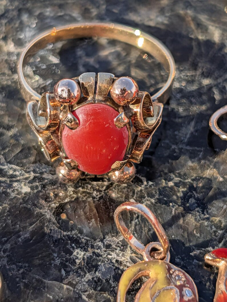 1920s Art Deco 14k Yellow Champagne Gold Natural Mediterranean Coral Ring Hungarian Hallmark Openwork US Duty-Free HTS 9706 — photo 2