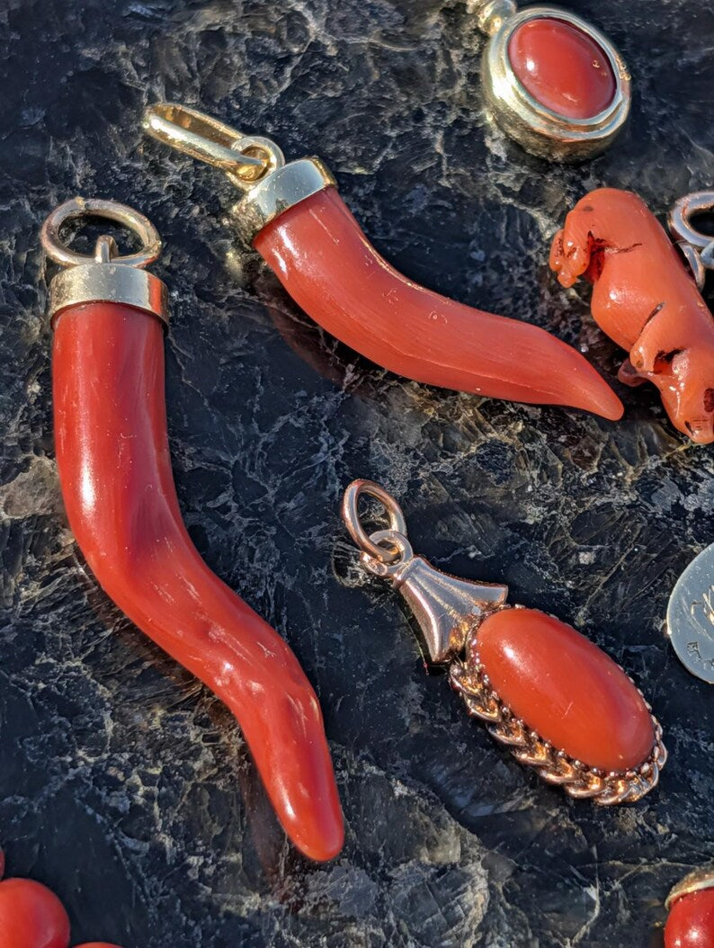 Mid Century Natural Untreated Mediterranean Coral Horn Pendant 18k Solid Yellow Gold Cap Hungarian Import Hallmark 47mm Good Luck Charm — photo 4