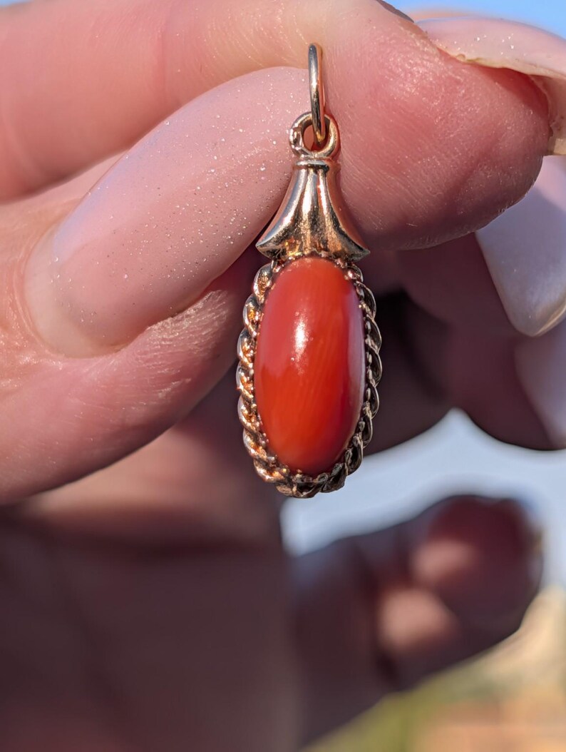 1920s Hungarian 14k Solid Gold Red Coral Pendant Oval Cabochon Openwork Filigree Scalloped Border US Duty Free HTS 9706 — photo 3
