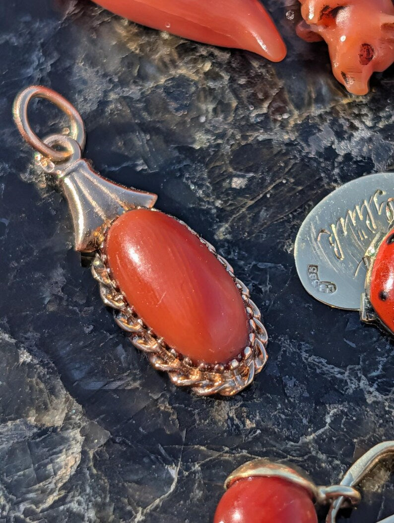 1920s Hungarian 14k Solid Gold Red Coral Pendant Oval Cabochon Openwork Filigree Scalloped Border US Duty Free HTS 9706 — photo 4