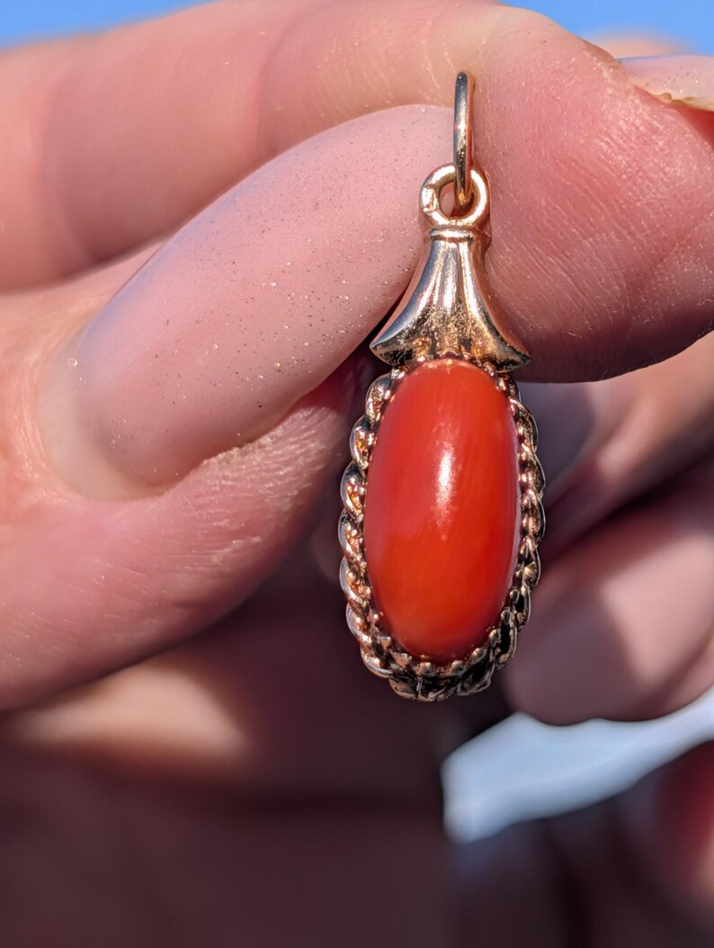 1920s Hungarian 14k Solid Gold Red Coral Pendant Oval Cabochon Openwork Filigree Scalloped Border US Duty Free HTS 9706 — photo 9