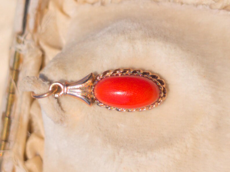 1920s Hungarian 14k Solid Gold Red Coral Pendant Oval Cabochon Openwork Filigree Scalloped Border US Duty Free HTS 9706 — photo 13