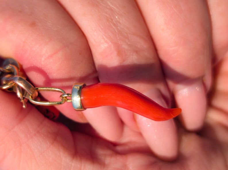 Mid Century Natural Untreated Mediterranean Coral Horn Pendant 18k Solid Yellow Gold Hungarian Import Hallmark 37.5mm Good Luck Charm — photo 2
