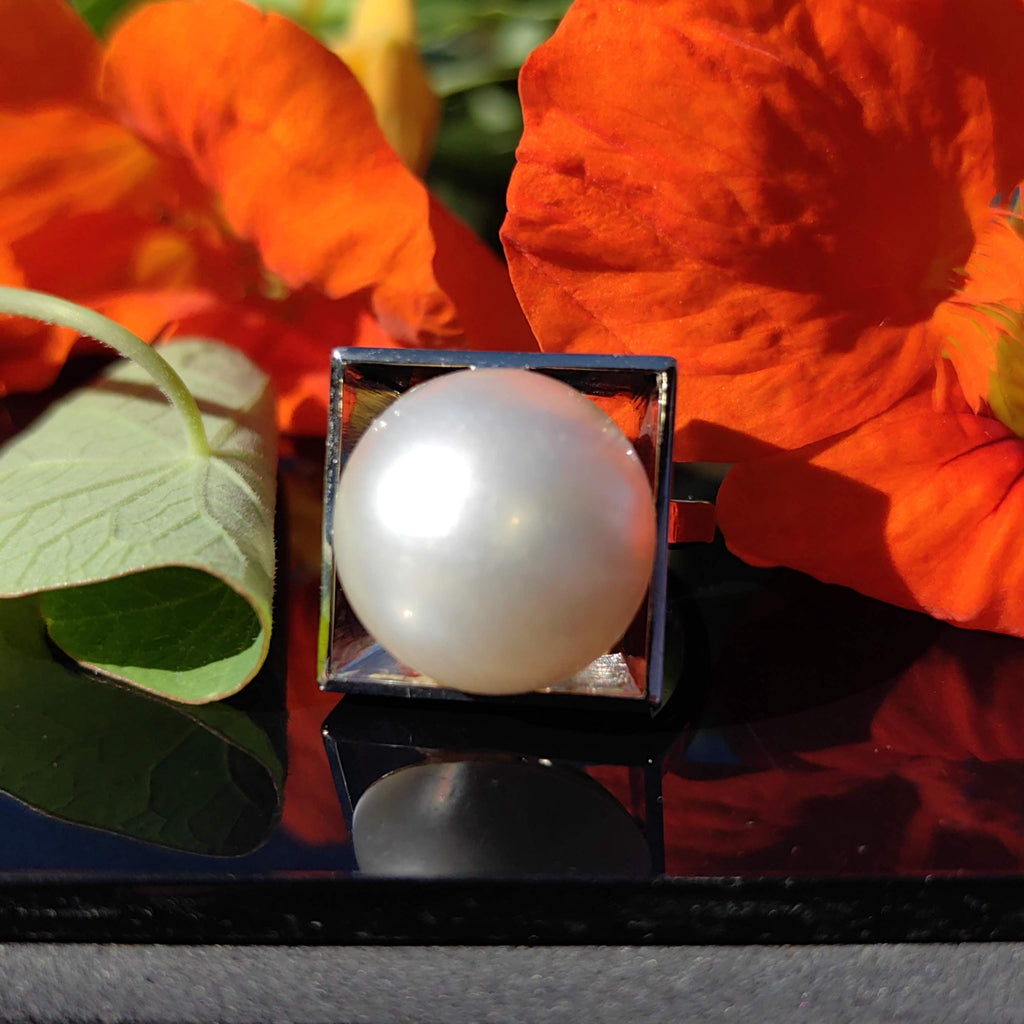 Vintage Cultured Pearl 18k White Gold Ring: Geometric Statement Jewelry
