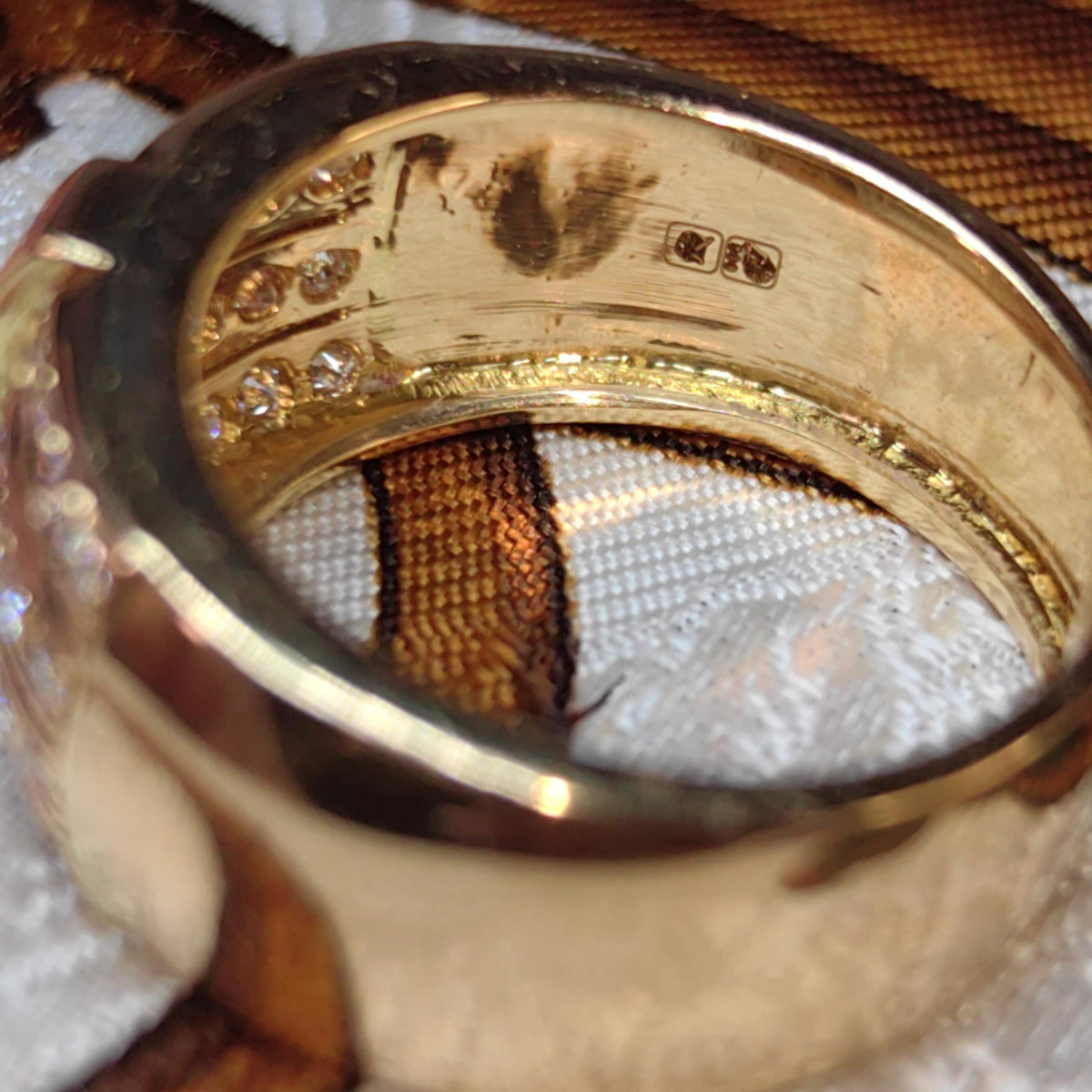 18k Yellow Gold Diamond Ring: Vintage 1980s Unisex Band