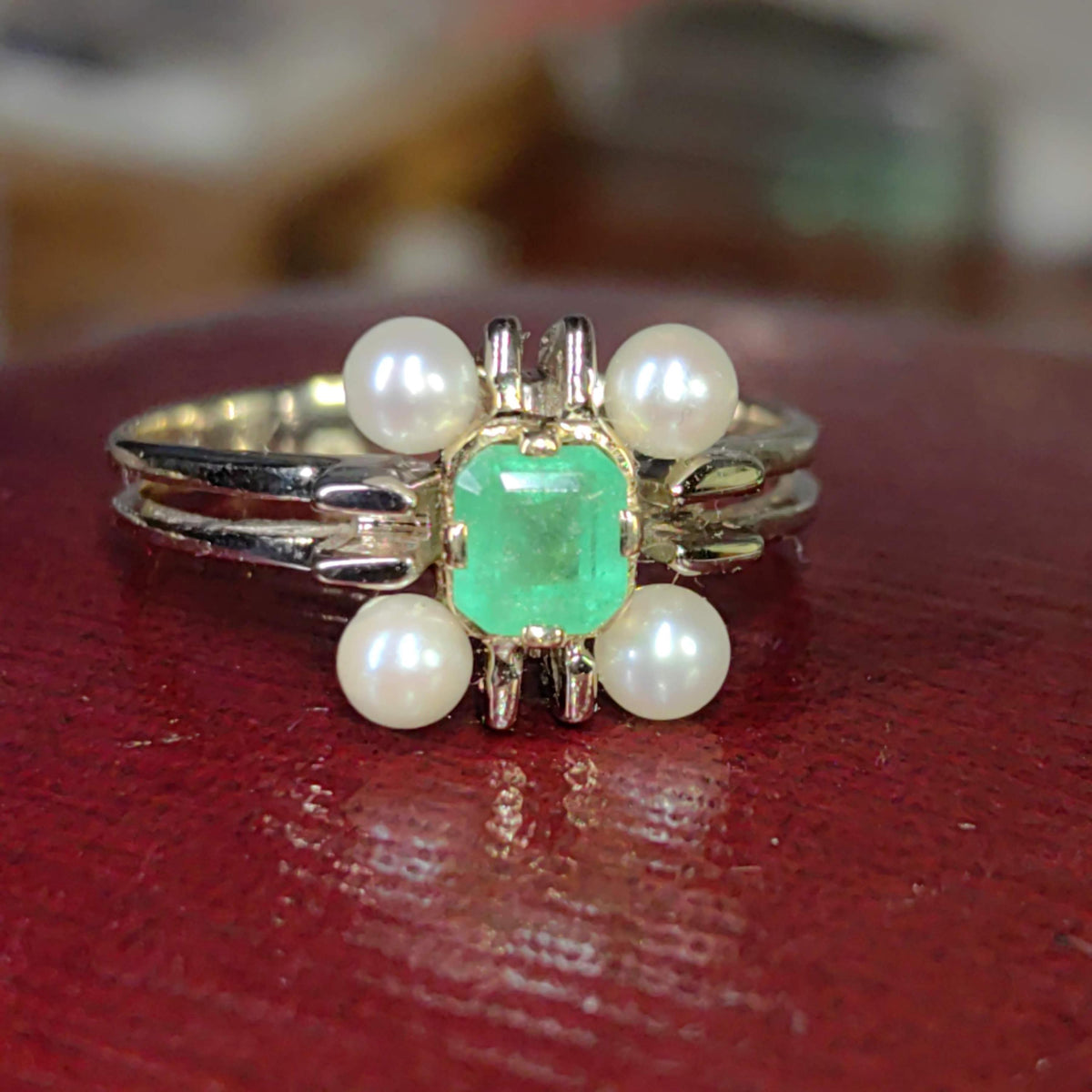 Vintage Emerald Pearl Ring: 18k Yellow Gold Geometric Design
