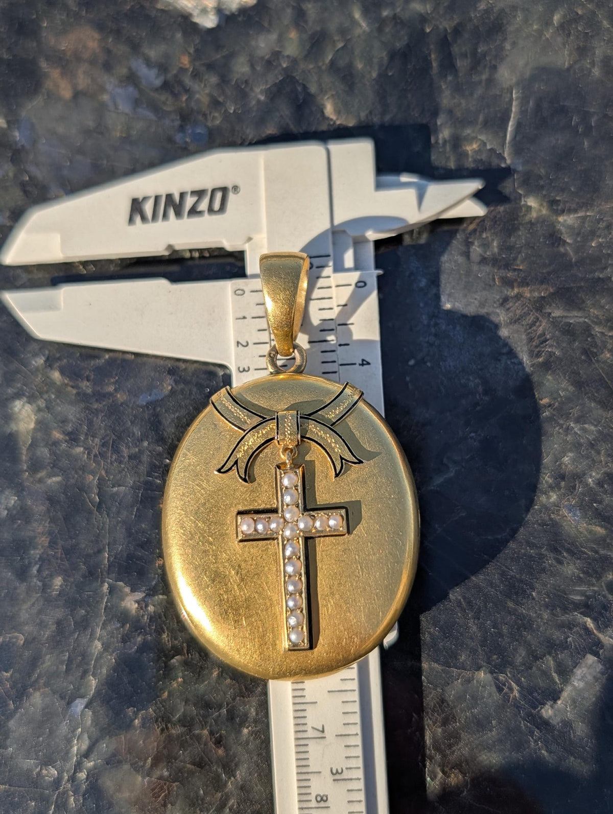 Victorian locket size measurement