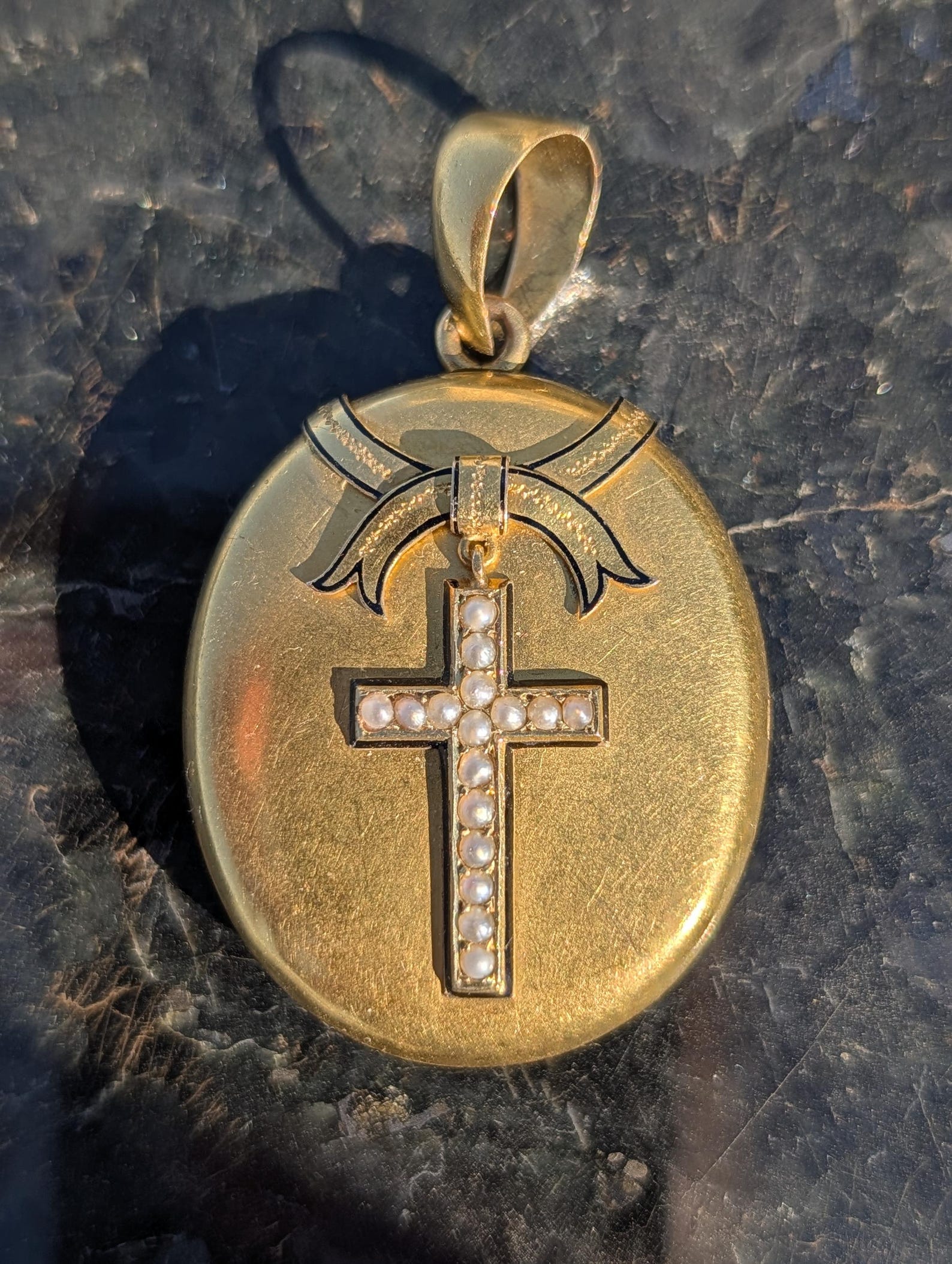 Antique gold locket side detail