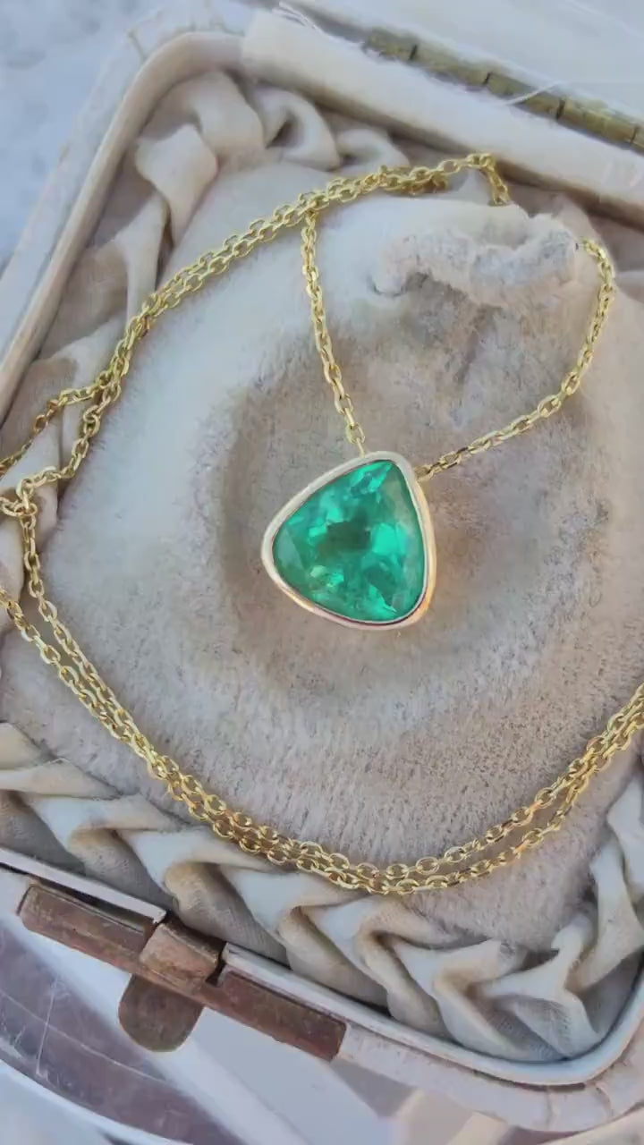 Vintage 1980s Colombian Emerald Pendant Necklace, 3ct Trillion Cut, 18K Gold Bezel, 14K Chain